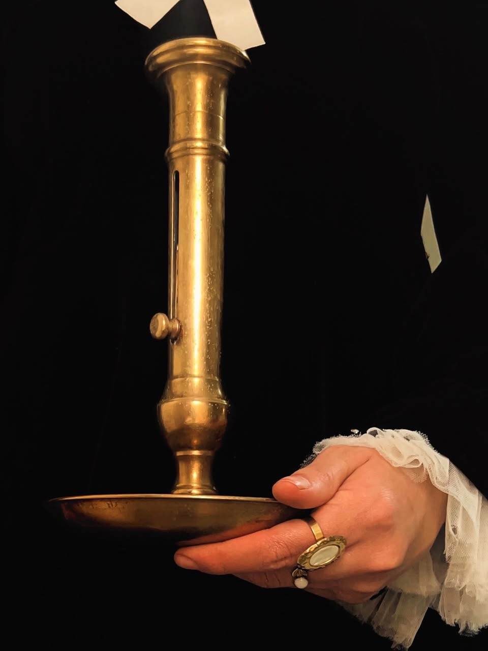 شمعدان أنتيك من النحاس الأصلي، يرجع تقريبًا لأواخر القرن 19 وبداية القرن 20 وهاذا بسبب تصميم كلاسيكي راقٍ  ومتقن ووزنه الثقيل مقارنةً بحجمه 
قطعة فخمة ومميّزة لهواة الأنتيك والديكور الكلاسيكي


**إذا كنت صاحب هذا الإعلان وتريد حذفه لأي سبب، رجاءا أرسل رسالة إلى الدعم الفني**