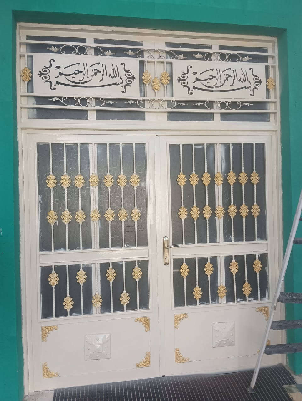 صباغ حديد بواب + شبابيك + محجرات + تنضيف 
الوان + زنجار  / ابسعار مناسبة 
الهاتف ***********
