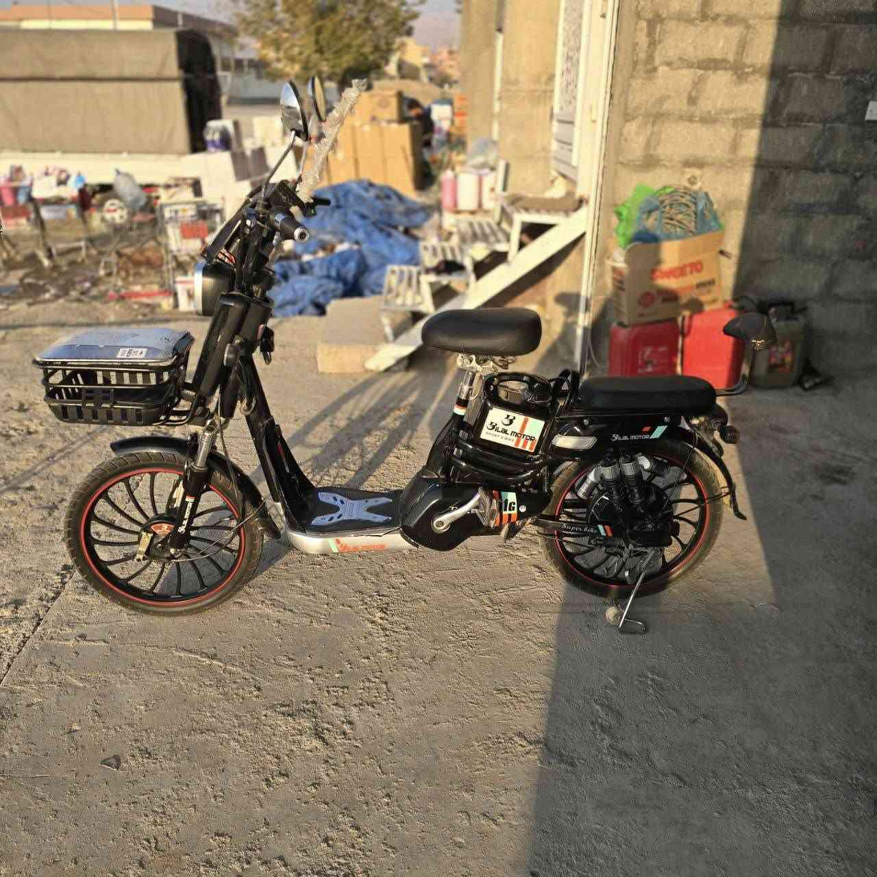 پاسکیلی شەحن بۆ فرۆشتن ماشاءالله ی لێبیت زۆر پاک و خاوێنە 80 حەقیقی ئەڕوا 4 پاتریە  نرخی ٢٥٠ هەزار 
***********
