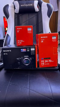 للبيع Sony A7 III مع عدستين  📸 المحتويات:  • Sony A7 III  • Sony FE 24...