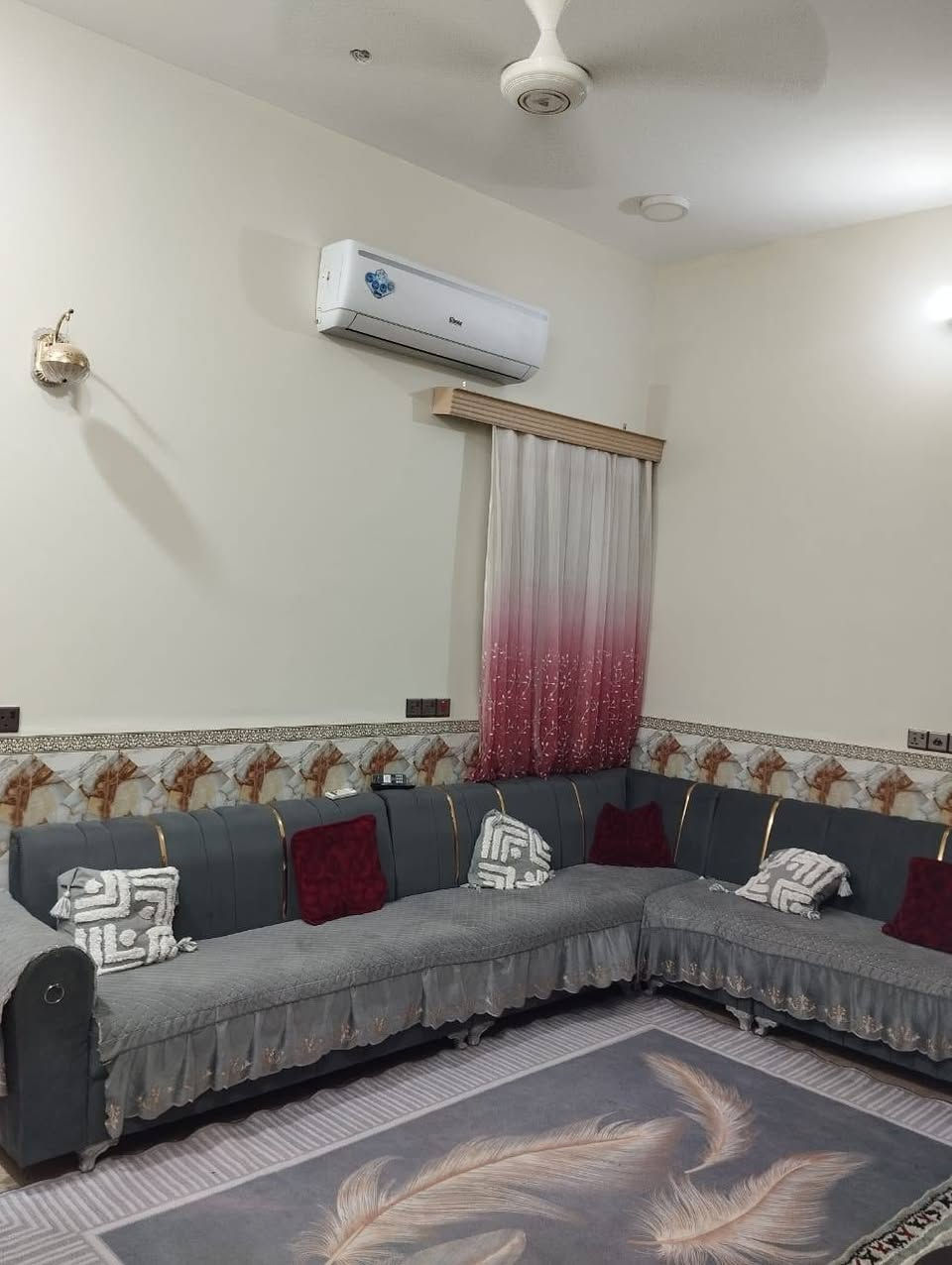 بيت للبيع مساحته ١٠٠متر قرب مجمع السفينه للاستفسار الاتصال ع الرقم ***********
