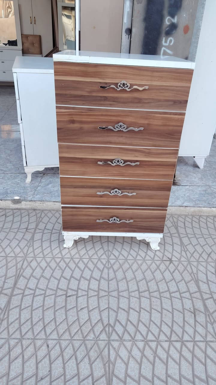 كنتور ومساعد كنتور ميز تواليت و جربايه نفر وحده بسعر مناسب عنوان كركوك قصاب خانه قرب دفاع المدني *********** معرض الأخوين
