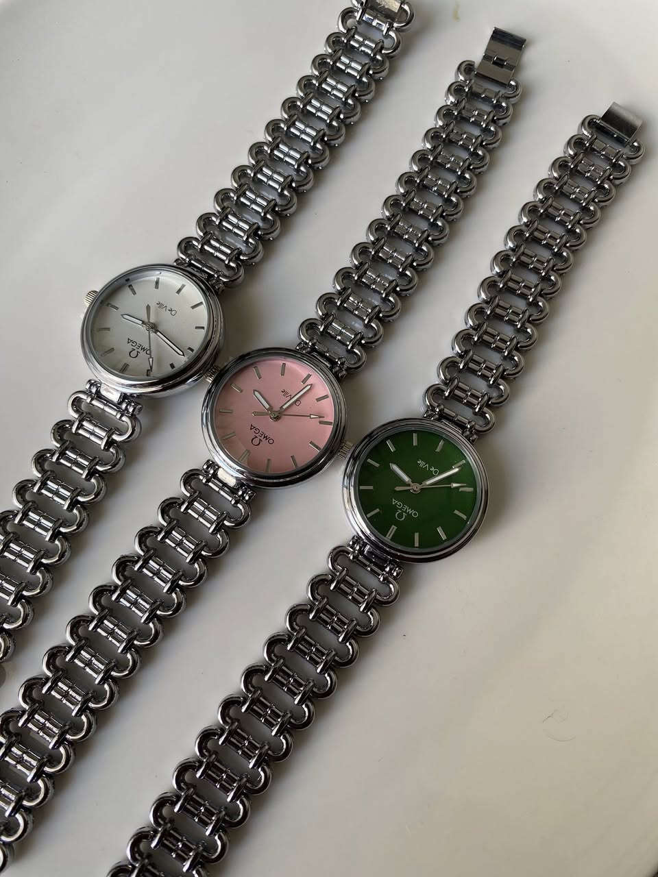 أناقة المرأة تبدأ من التفاصيل الصغيرة التي تنتقيها🤍✨
تأنقي من ساعة نسائية بلون ساحر ومميز منchic -store  
السعر 10.000 الاف دينار 
‎ يزهاك وانتِ تحلينه💎  
متوفر توصيل داخل العزيزية-جميع المحافضات


**إذا كنت صاحب هذا الإعلان وتريد حذفه لأي سبب، رجاءا أرسل رسالة إلى الدعم الفني**