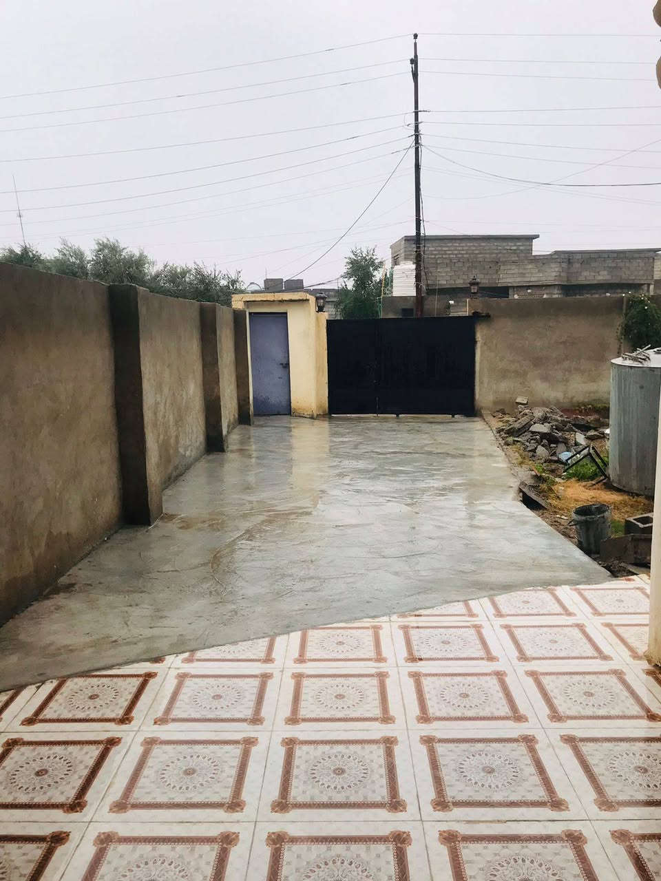 السلام عليكم 
بيت للبيع مع الاثاث في عرب حسين الجريش مكون من 3غرف وبمساحة كلية 400متر والسعر 55مليون للأستفسار الاتصال على الرقم ***********/***********
