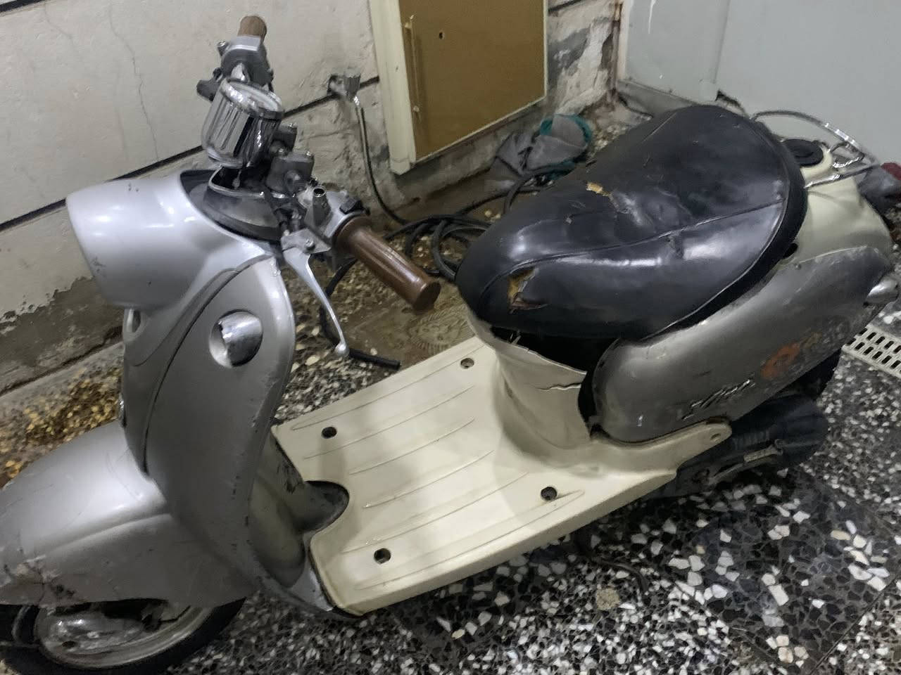 السلام عليكم دراجه كلاسك للبيع هندر والسلف ناقصه باتري الدراجه شلعه ومعدل  كفرات كامله مكاني بغداد البلديات الرقم***********السعر٢٠٠وبيها مجال
