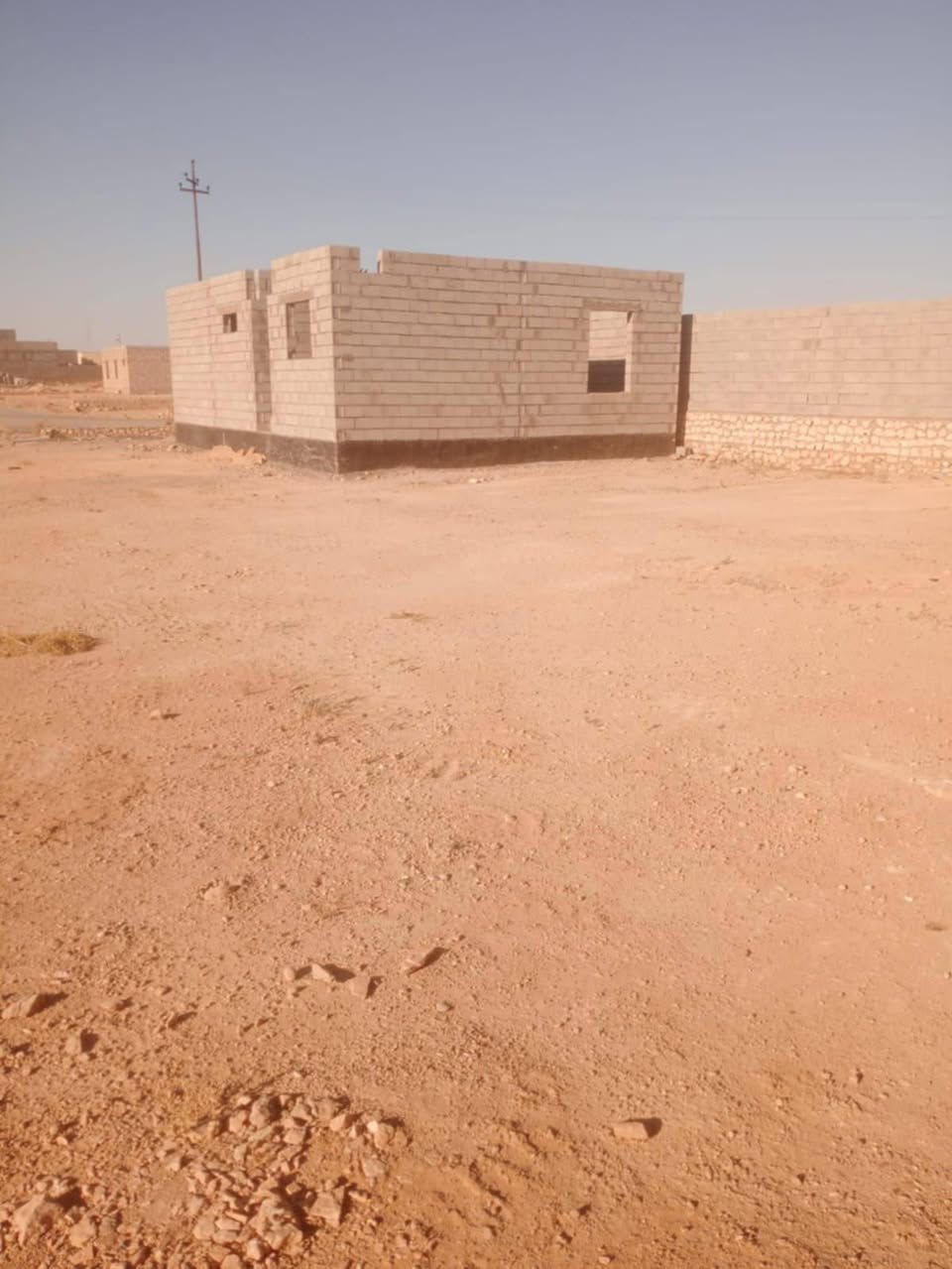 السلام عليكم شباب هيكل للبيع المساحه المشيد عليها 360 م وقطعه بصفه 400 بيها بيت ثاني الموقع كلش حلو وخدمي قريب مدرسة الزهور البيضاء خدمات فول مي تبليط مدرسه قريبه يتكون من هول وديوانيه غرفتين ومطبخ وكلدور السعر 24 لاستفسار أكثر اتصل ***********
