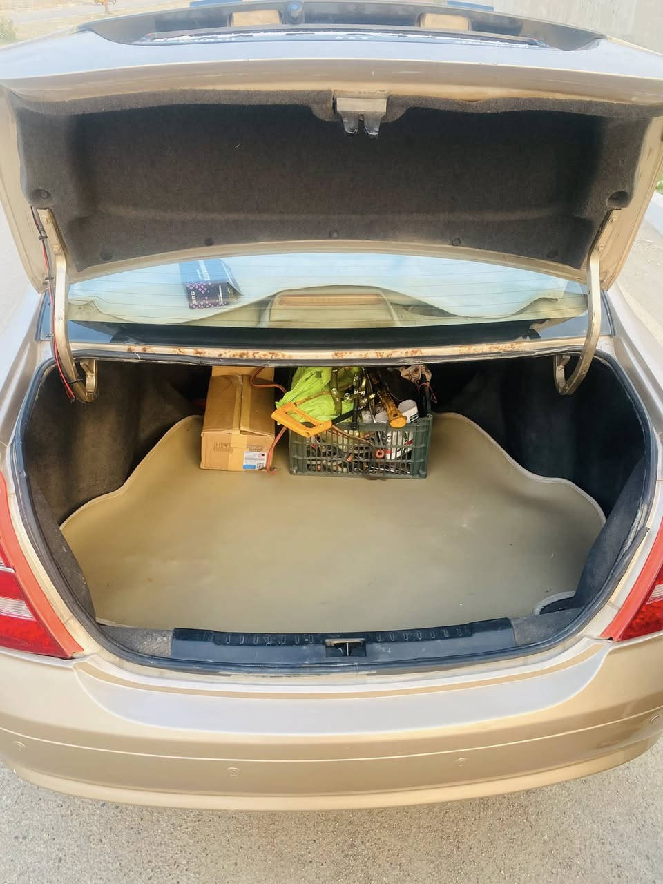 يالله 🤲على بركه الله السلام عليكم/سياره  جيلي موديل(2013)السياره كلش حلوه مصبوغه حزام تخم تاير جديد دوشمه كوستر ارضيه جلد تبريد شغال مكينه بلادي كير بلادي على وضع الشركه السعر 55وبيه مجال رقم إنكليزي تحويل ثاني يوم رقم لاستفسار ***********
