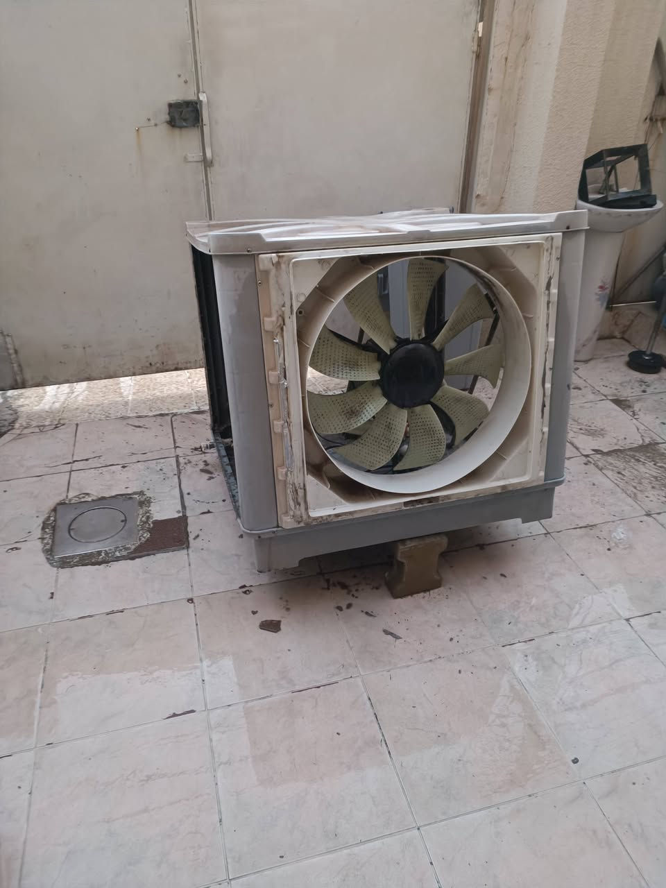 مبرده للبيع نوعيه اصليه حجم كبير عيبها الكارت عاطل الماطور شغال ونقص حلفات سعر ١٥٠ الف موبايل واتساب ***********
