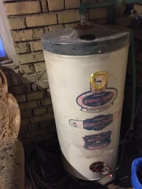 سخان للبيع ١٢٠ لتر جديد استعمال قليل نظيف سعودي سعره ٨٠ الف نقص بس شمع...