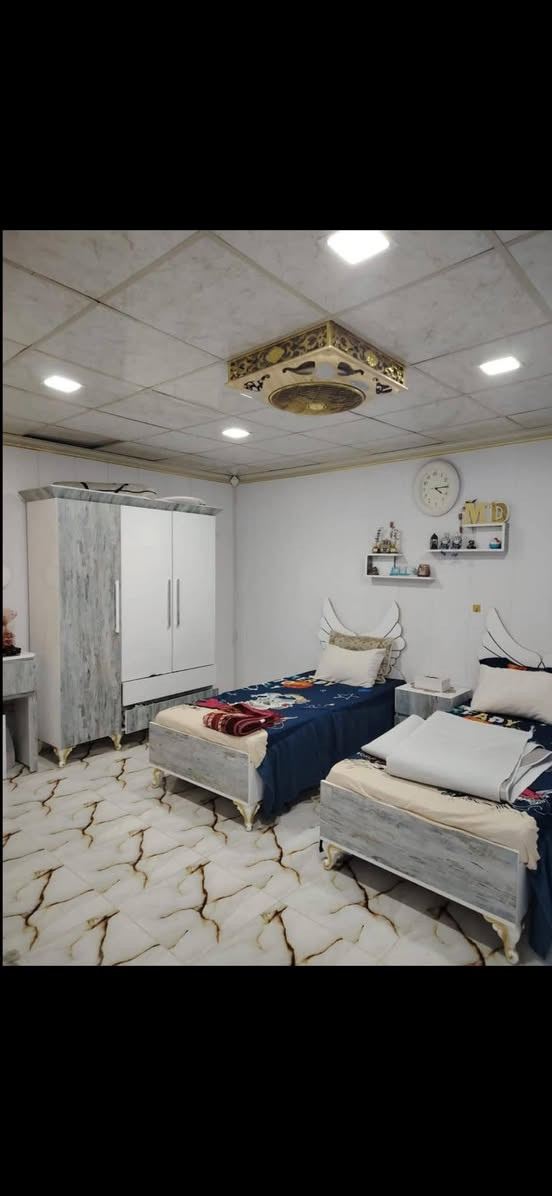 فر
دار للبيع طابق ونص 
المساحة ١٠٠م بناء حديث سقف مغربي فول سيراميك 

طابق الاول استقبال مطبخ وغرفة نوم وصحيات داخلي وخارجي درج داخلي الطابق الثاني غرفة نوم وصحيات وهول وسطح 

نوع العقار بلديه معاملة كامله بيها تسلسل 

سعر 62 وبي مجال

الموقع حي العسكري خلف صيدلية كردستان 

الاستفسار *********** او *********** او زيارة المكتب ارو
