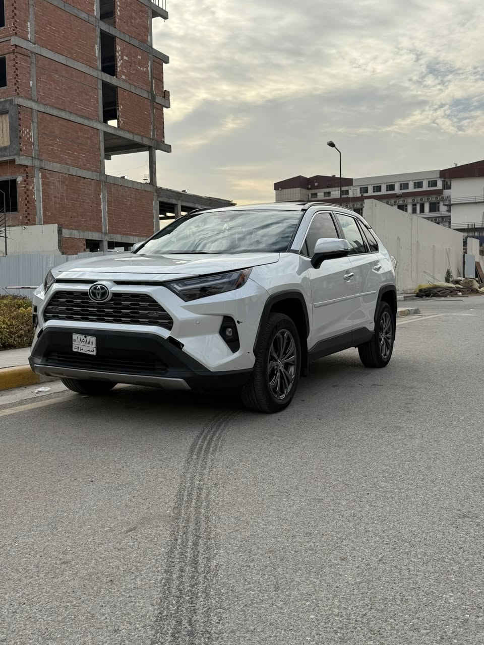 ‏2024 TOYOTA RAV4, LIMITED HYBRI
يعني فول مواصفات اعلى فئه براف 4
عداد المسافه 11الف مايل 
-حساسات 360°
- ⁠مانع اسطدام 
- ⁠داتا شو 
- ⁠4 انضمة قيادة 
- ⁠اوتو هولد 
- ⁠تبريد قطعتين 
-سستم صوت jbl مع دمام خلفي وتويترات بلتكم
- حساس خلفي امامي
- رادار خلفي امامي
- كشنات امامي كهرباء 
- كشنات تدفئه تبريد 
- تحكم ستيرن قياده 
- ويل حجم 18 كروم اسود
مكان السياره بغداد العامريه  
للاستفسار ***********

