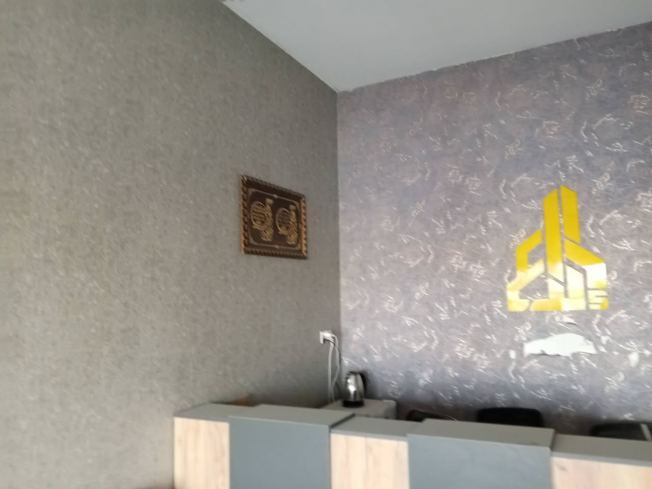 ميز مكتبي ربسشن تفصال تركي ثقيل مترتين ورتفاع 170 وجرارات ودولايب عدد 2 منفصله عنوان نجف *********** سعر 325وبي مجال
