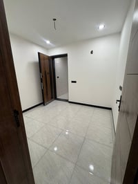 شقة للايجار  طابق ثالث  غرفتين وصالة وخدمات  مصعد شغال 24 ساعة  الاعضم...