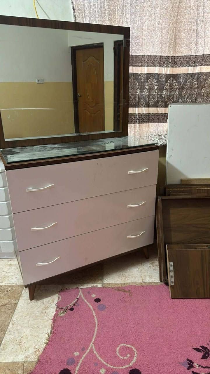 السلام عليكم غرفة نوم تركي سلايت نضافه فول بس شويه الجامه تتحرك تريد تثبيت يعني بالصمغ اي شي تثبتها
كنتور وجرباية ميز تواليت ومجرات ثنين قيم السعر الي يعجبني ابيعه رقمي واتساب ***********
