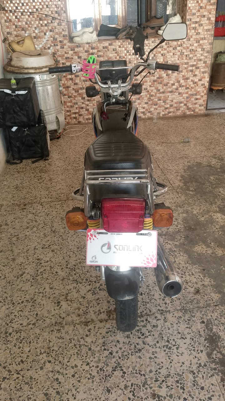 السلام عليكم من رخصة الادمن دراجه نامه سولنك محرك 125cc رابيدو  دراجه ما صارلي شهر من شادها سبب البيع لأن 4 كير وهندر واني ادور صلف مو هندر اوراق وصل جمعيه فقط  فـ الدراجه معروضه للبيع سعر 800 الف بس انزل من سعرها 50 الف السبب التانكي وديتها الصديقي ديسوي الي ويحط علي فابلون وشغلات حلوه وديشاقه ويايي ولكحه عليه وانطعج شويه ما مبينه بل تصوير اله تجي وتشوف وحالياً معروضه للبيع بسعر 750 الف واذا عندك دراجه سيفان 5 كير موديل 25 او 24 ونضيفه وتريد تراوس عادي مو مشكله التواصل *********** واتساب وخط عجبك اتصل عليه ما عجبك لا تكسر بحلال العالم وشكراً
