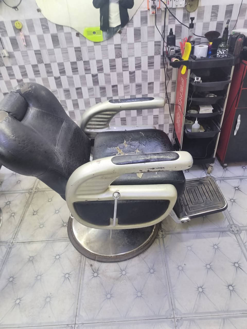 كراسي حلاقة للبيع بسعر جيد للتواصل الدخول للخاص او الأستفسار على الرقم ***********
