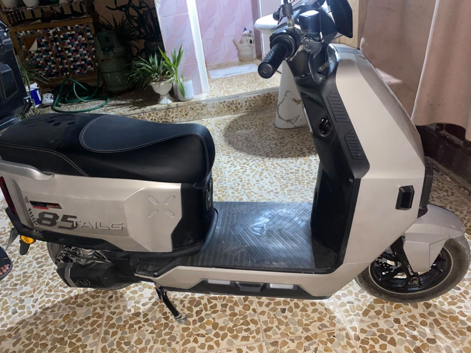 * **الاسم والنوع:** سكوتر كهربائي تايلج (**TAILG Ultimate 85**).
 * **نوع البطارية:** نظام **72 فولت (72V)** (بطاريات جيل جافة قوية، أو ليثيوم حسب الفئة).
 * **المسافة بالشحنة:** يمشيك من **60 إلى 80 كيلومتر** بالشحنة الواحدة.
 * **السرعة:** سرعته الفوق الـ **60 كم/ساعة**.
 * **اللايتات:** منظومة **LED** كاملة، حديثة وقوية (أمامية وخلفية).
 * **البريكات:** ديسكات أمامية وخلفية (زيت) لأمان عالي.
 * **المميزات:** شاشة ديجيتال، تشغيل ريموت وبصمة، واقتصادي جداً بدون بنزين.
اخوان الماطور جديد يعني ولا شخطه ما بي سعرو 900الفً
***********
