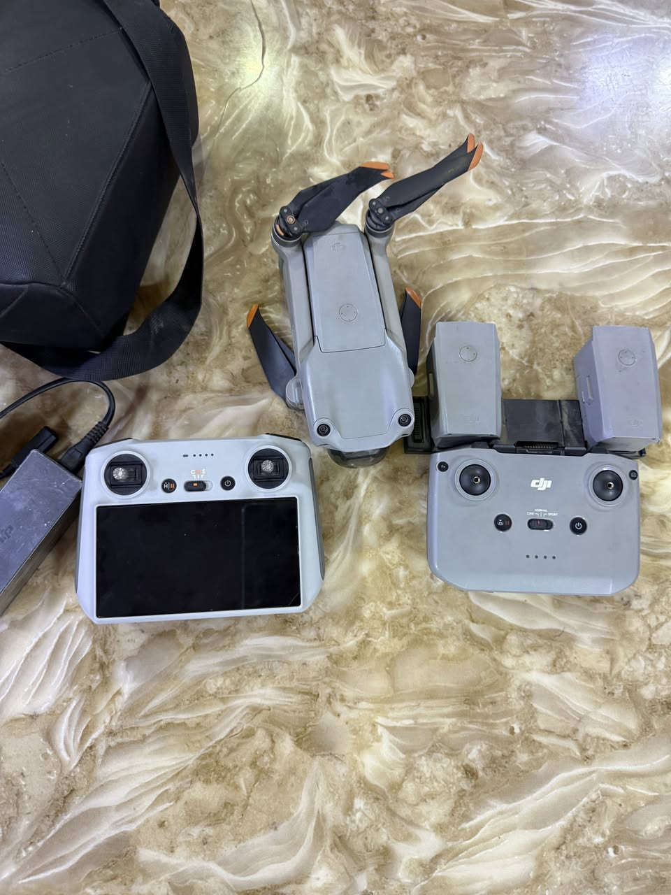 السلام عليكم للبيع درون dji air 2s وياهة 3 بطاريات وياهة ثنين ريموت كونترول واحد الي يجي وياهة والثاني DJ RC ابو الشاشه و يجي وياهة رام للكونترول وبل درون نفسه هم 
السعر خاص


**إذا كنت صاحب هذا الإعلان وتريد حذفه لأي سبب، رجاءا أرسل رسالة إلى الدعم الفني**