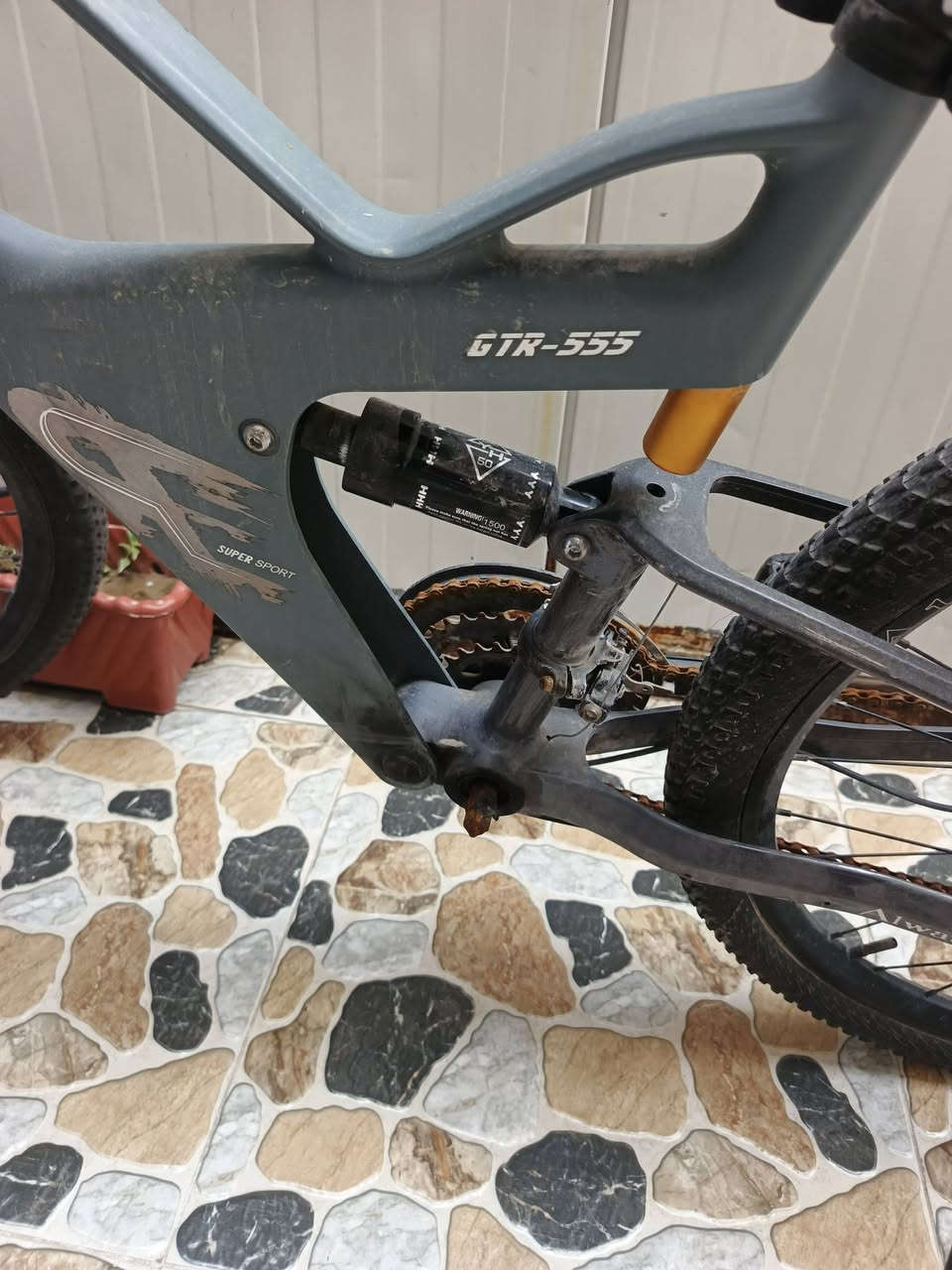 باسكل للبيع الهيكل ضعيف حيل بس بي هذا العطل قفلو 75 ألف تايرات جدد 
***********
