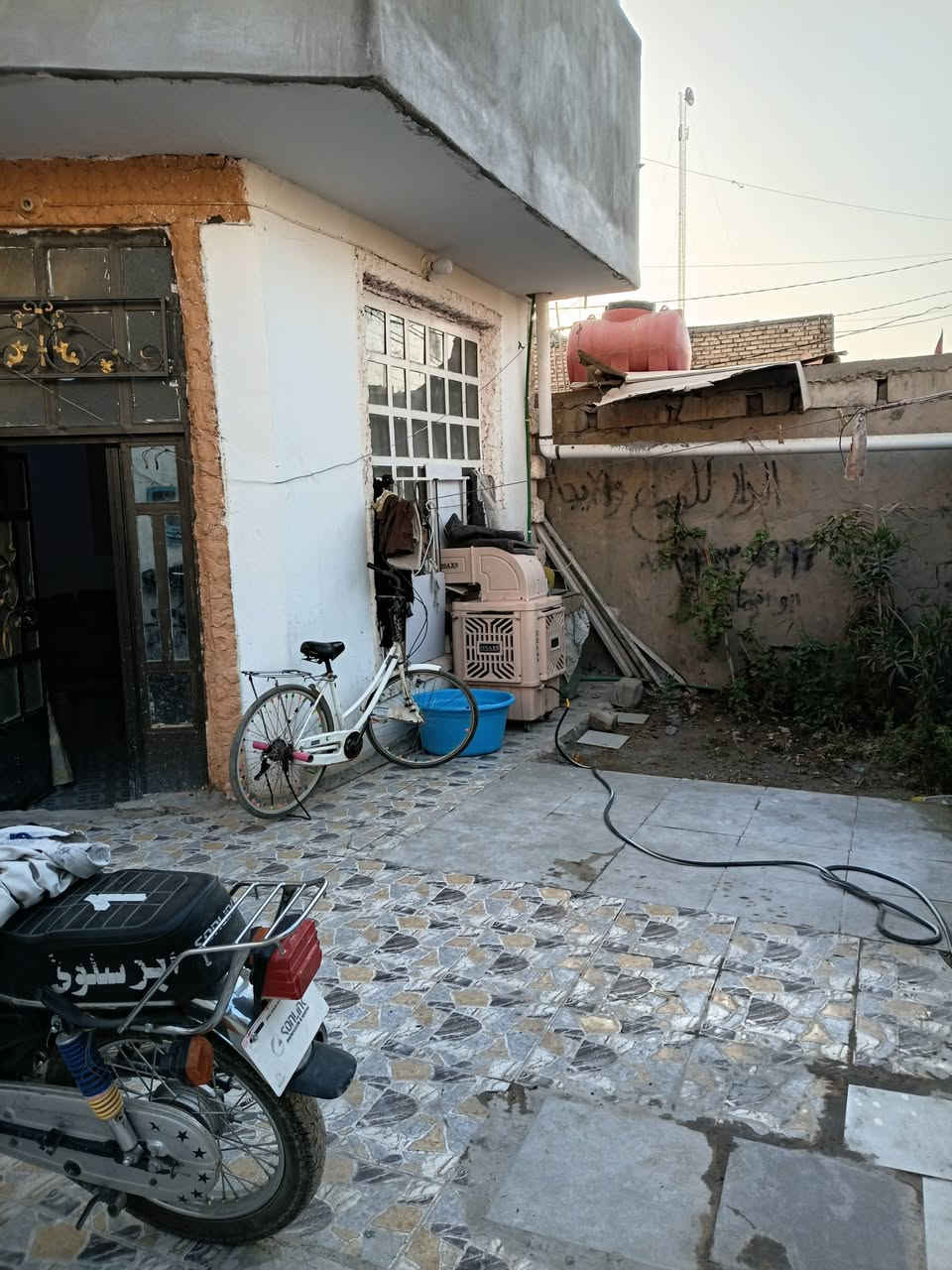 السلام عليكم بيت للبيع 
قرب مفرك شريفة بنت الحسن 
المساحة ١٩٠م
يحتوي الطابق الأرضي ع غرفتين صالة كلدور مطبخ 
الطابق الأول يحتوي على غرفتين +مجمع صحيات
السعر /٥٦
رقم الهاتف /***********
***********
