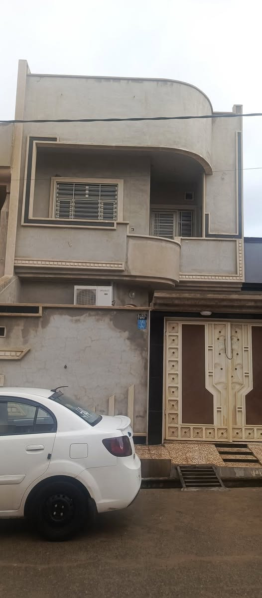 دار للبيع مساحه 125متر واقع حال 131.5مترفي رجم حديد (الضباط) طابقين منطقة مميزه وشارع هدوء تام قريب من الشارع الحولي الجديد كاشي وسيراميك وسقوف ثانوية الدار بناء حديث فول مكتب دار الأمين للعقار ***********. ***********
