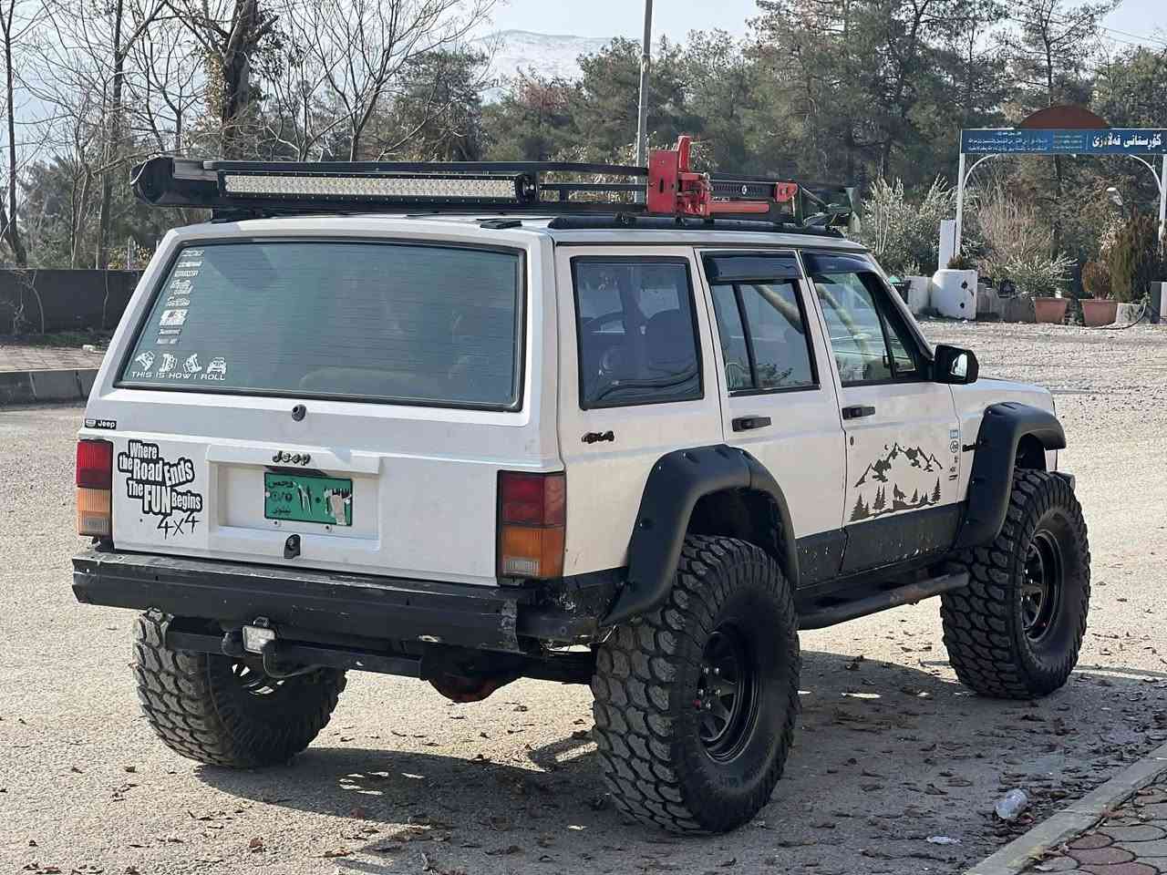 جيب شيروكي xj  سبوغي نيه موديل     ١٩٩١سه ياره كه به رز كراوه طايه ٣٥ انجي بوبه ستراوه لايته كاني LEDعدسه ي اصلي بو به ستراوه فينده ري بوبه ستراوه سه ر چاملغ 
شوته ي خارجي بوبه ستراوه    مه كينه ي توزيك بوخاري هه يه و ئه كسلي دواوه ي كه ميك ده نگي تيايه  سعر ٦٨ورقه و معامله ژماره ي خاوه ني***********
