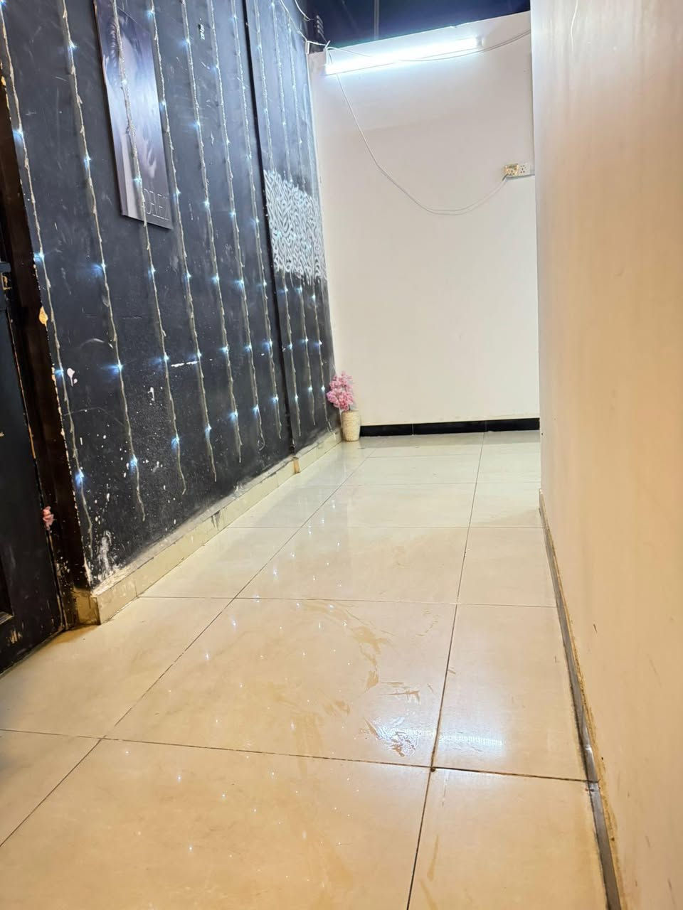 🏢 مجمع سكني مؤثث بالكامل #للإيجار (طالبات فقط) 🏢  مكان بابل القاضيه قرب التربيه 
​فرصة مميزة ومريحة جداً لطالباتنا العزيزات.. مجمع سكني متكامل، مؤثث بالكامل، ويوفر أعلى درجات الراحة والأمان. 
​📌 تفاصيل الغرف والمجمع:
​السعة الكلية: يحتوي المجمع على 16 غرفة مؤثثة ونظيفة.
​تقسيم الغرف:
​14 غرفة (ثنائية).
​3 غرف (فردية).
​غرفة واحدة (ثلاثية). 
​📌 الخدمات والمرافق الملحقة:
​المطابخ: يحتوي المجمع على مطبخين (مطبخ كبير رئيسي + مطبخ صغير)، المطابخ مجهزة بكاونترات كاملة وسنك مرمر مميز يحتوي على 3 أحواض، بالإضافة إلى (2 مجمدة).
​المرافق الصحية والغسيل: 7 حمامات وصحيات متكاملة، مع توفر غسالة و(6 منشرات ملابس).
​المياه والتدفئة: 2 سخانات ماء، و 2 تانكي ماء سعة (2000 لتر) لكل تانكي لضمان عدم انقطاع المياه.
​📌 التبريد والتكييف:
​منظومة تبريد مركزي (مبردات حجم كبير جداً) تغذي كافة الغرف، بالإضافة إلى توفر أجهزة (سبلت) في بعض الغرف.
​📌 الأمان والحماية (أولوية قصوى):
​نظام مراقبة: منظومة كاميرات متكاملة تحتوي على (14 كاميرا) تغطي كافة التفاصيل الداخلية والخارجية للمجمع.
​الأمان: قفل الباب الرئيسي يعمل بنظام البصمة لضمان الخصوصية والأمان التام للطالبات.
​📞 للاستفسار والحجز:
​مكتب علي التميمي للعقارات ترحب بكم وجاهزون للإجابة على كافة أسئلتكم:
​للاتصال المباشر: 📱 [***********]
​للتواصل عبر الواتساب مباشرة: 💬 اضغط هنا للمراسلة حلة, بابل
