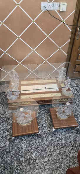 طبله زجاجيه بسعر 90,000 المكان الغزاليه رقم الهاتف***********
