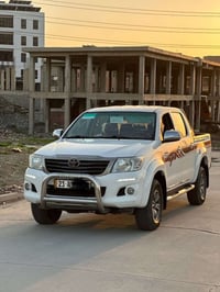 سلام وعليكم اخوان تويوتا هايلوكس للبيع موديل ٢٠١٣  كفاله عامة كير عادي...