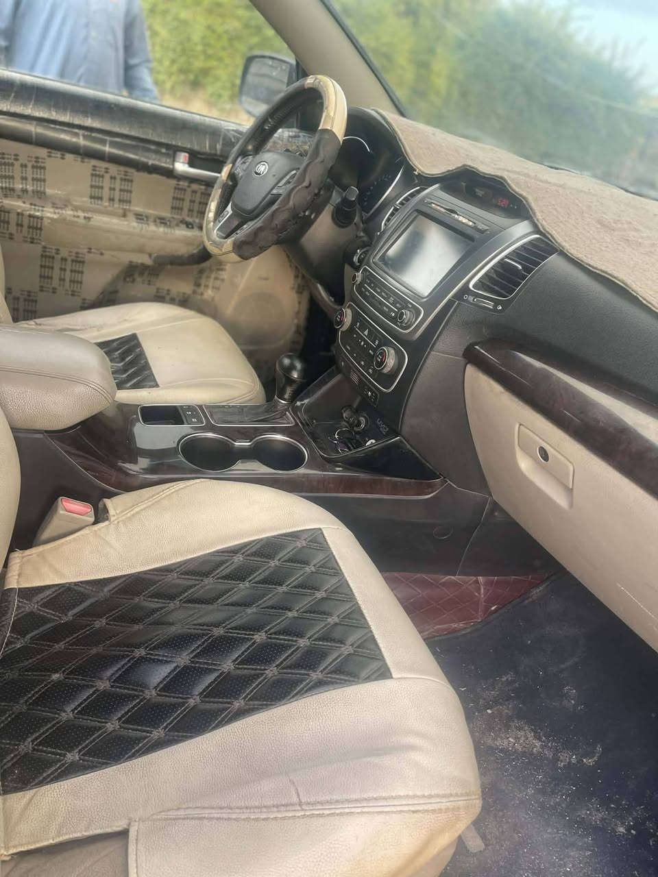 سلام عليكم سورنتوا موديل 2015
فول مواصفات وارد  امريكي واحد على واحد 
ماشيه 58
تخم تأير جديد حداديه جديده باسمي 
بيه قطعه وحده موضحه للصوره جاملخ الخلفي فقط موضح للصوره 
بصمه مرايات شفط بانو راما 
سعر 165وبيه مجال 
***********
مكان سياره حله سياحي
