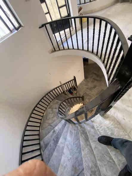 السلام عليكم
دار سكني للبيع مساحه 150 متر واجه 7.5* 20
الموقع بلديات ال un شارع 30  شارع 10 رابع بيت عن شارع 30
الدار محدث من كل النواحي 
يحتوي الطابق الارضي عل استقبال ومطبخ وغرفه معيشه وغرفه نوم وصحيات 
الطابق الثاني يحتوي عل غرفتين نوم وصحيات ومخزن 
علما ً ان الدار فارغ وجاهز للسكن
للاستفسار ***********

https://maps.app.goo.gl/q8kj4Li3PLVjDjXh6?g_st=com.google.maps.preview.copy
