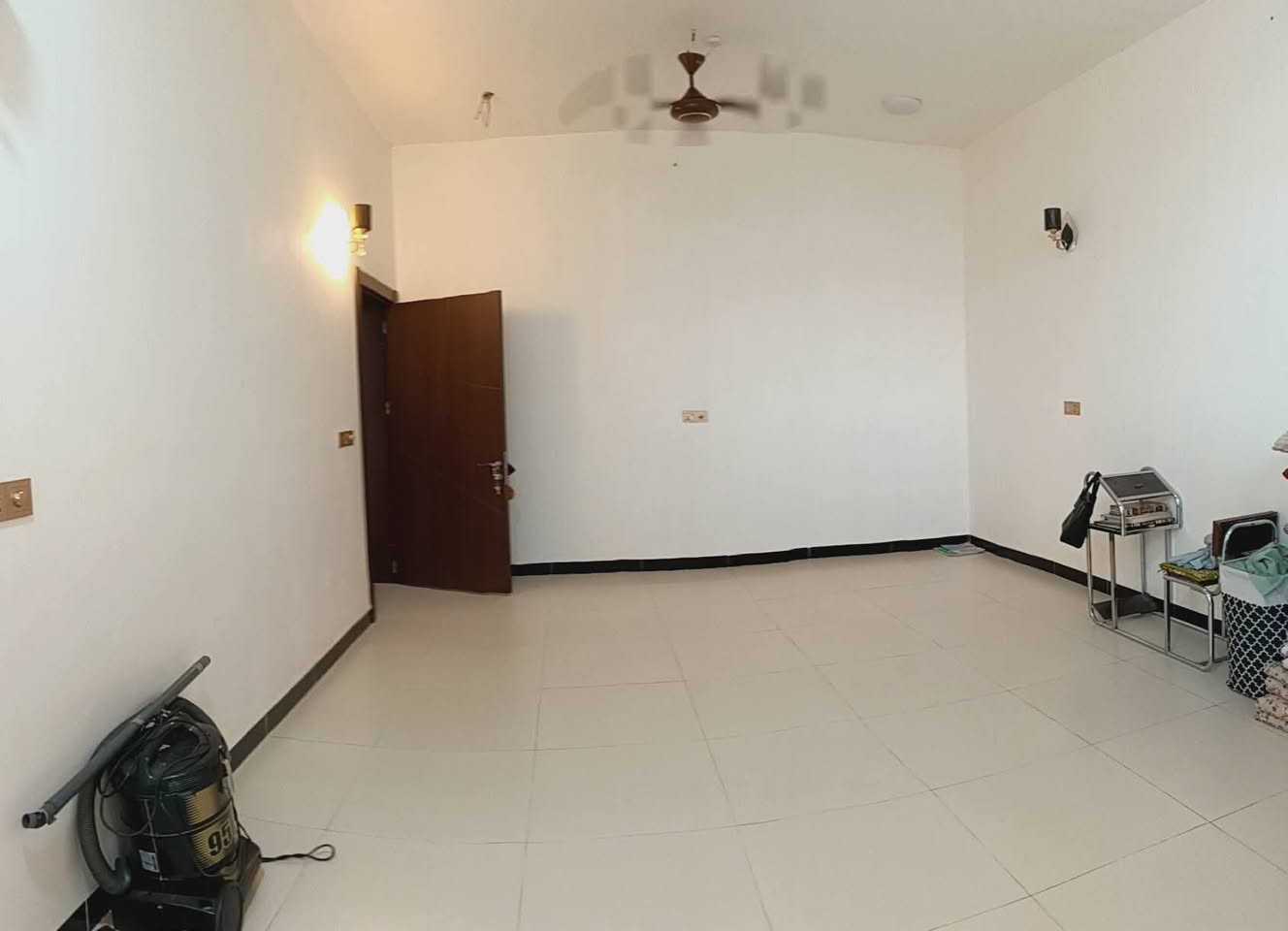 🔴 بيت للبيع بناء حديث 
مساحة الكليه 368
♦️ الطابق الاول : هول . استقبال . غرفتين . مطبخ . مجمع صحيات 
♦️ الطابق الثاني غير كامل : هول . غرفتين . مجمع صحيات 

🗝️ موقع البيت : الحله بداية العتايج بلقرب من المدرسه الالمانيه 
♦️للتواصل *********** واتساب فقط
