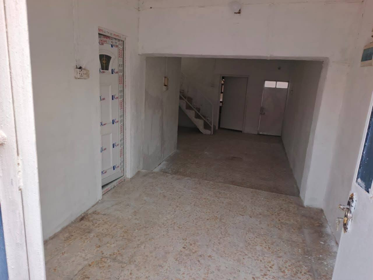 دار للايجار المساحه 100متر 
جديد ونظيف بي غرفه كبيره وهول كبير ومطبخ ومجمع صحيات 
الحله حي العسكري شارع المكاتب خلف اسواق كلشي وكلاشي
***********
