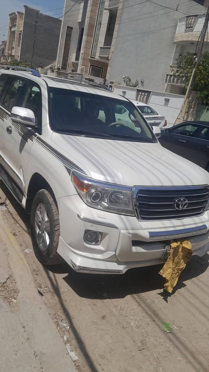 مساء الخير عندي لاندكروز موديل ١٢ مكفولة ماشيا١٨٠ مافيها لاتبديل وضربة ولاصبغ رايده ٣٣٠ تلفون ***********
