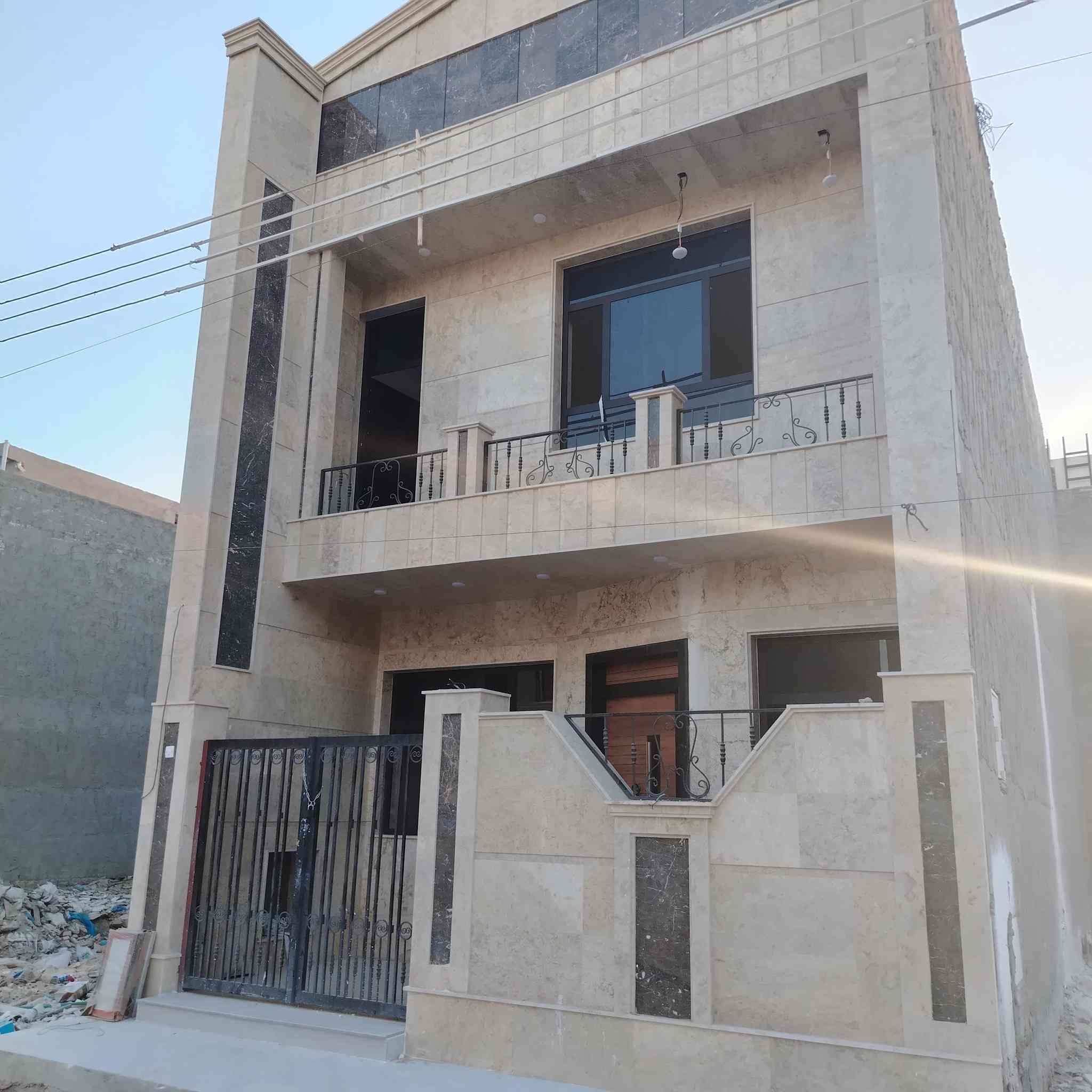 السلام عليكم  بيت للايجار  ١٠٠ متر مكونة من  استقبال وصاله  ومطبخ  و٣ غرف نوم 
بيت جديد زيرو  مامسكون
سعر الايجار ٧٠٠ الف
النسيم شارع الثالث
تلفون ***********
