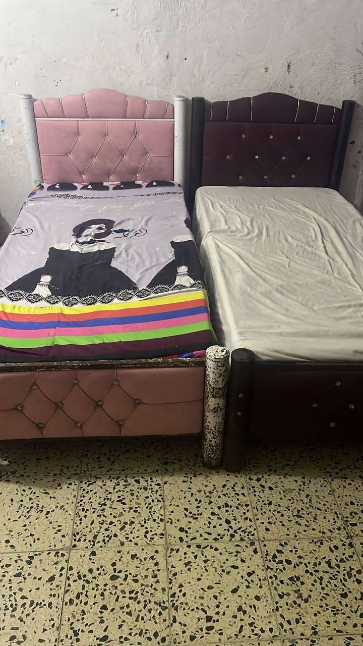 تخم 9 مقاعد 3 رجلين من يمه يتحركن يكدرون يغيروهن او يضبوهن سعره 150 وبي مجال بسيط
ساعه سعرها 10 
وجربايه اطفال نضيفه كلش بس رجليها شويه من جوه رطوبه لاحيتها اما داخلها كله نضيف سعرها 15 
رقم الهاتف *********** 
العنوان بغداد حي عامل تكدرون تجون وتشوفون الغراض 
وايضا عدنه جرابي ثنين ام النفر واحد السوبايات شويه نازلات وكلها نضيفه  سعرهن 25 الوحده 
وميز طعام عدد الكراسي 4 نضيف مابي اي عيب بـ40 الله شاهد قبل فتره اخذت الكرسي الواحد ب 12 الف
