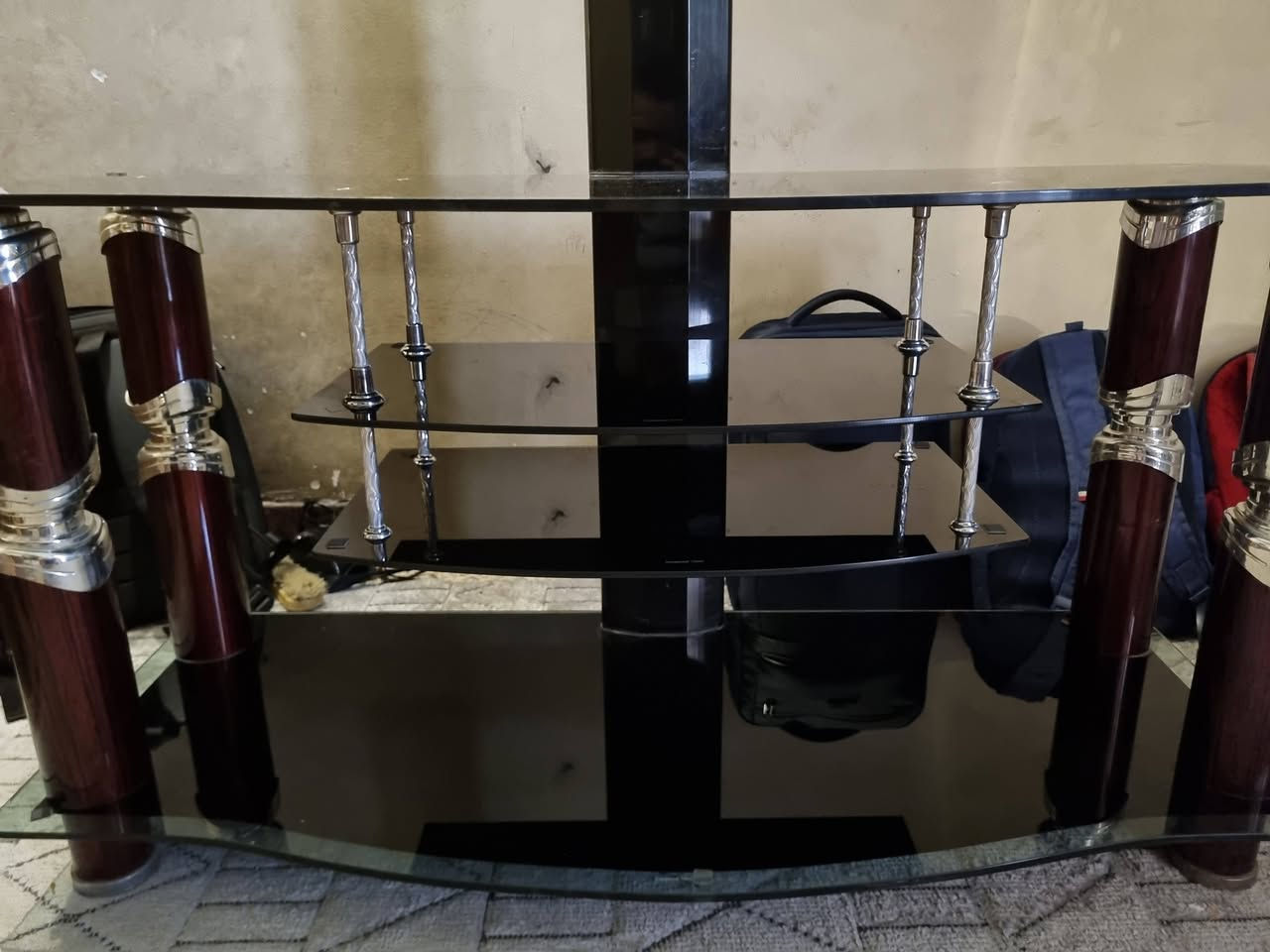 ميز زجاج للييع
السلام عليكم ميز خاص بالتلفاز او للصالات وغيرها مصنوع من الجام ( الزجاج) لون اسود يحتوي على قاعدة للتلفاز يتكون من اربع طوابق الميز مستعمل نظيف جدا خالي من الكسور او الشخوط او النكرات قياس 120×45 وارتفاع 65 

السعر 150 وبي مجال للشراي تواصل على الرقم ***********
