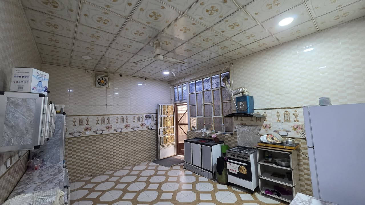 السلام عليكم توفر لدى مكتب الحسن بيت في ابي الخصيب الحي العسكري قرب لمحكمة الجديدة بيت زراعي
 البيت ركن على شارع تبليط 12 متر 
المساحة الكلية 400 متر 
ومساحة البناء تقريبًا 250 متر 
البيت يتكون 
ثلاث غرف نوم +صالة + هول + حمامات داخليه+ ديوانيه+ مطبخ+ حمامات خارجيه وكراج وحديقة كبيرة
البيت بناء طابوق البيت كامل متكامل 
كافة الخدمات موجوده تبليط وماء ومجاري وكهرباء 
السعر 200 وقابل للتفاوض
للاستفسار خاص او ارقام الهاتف
***********
***********
