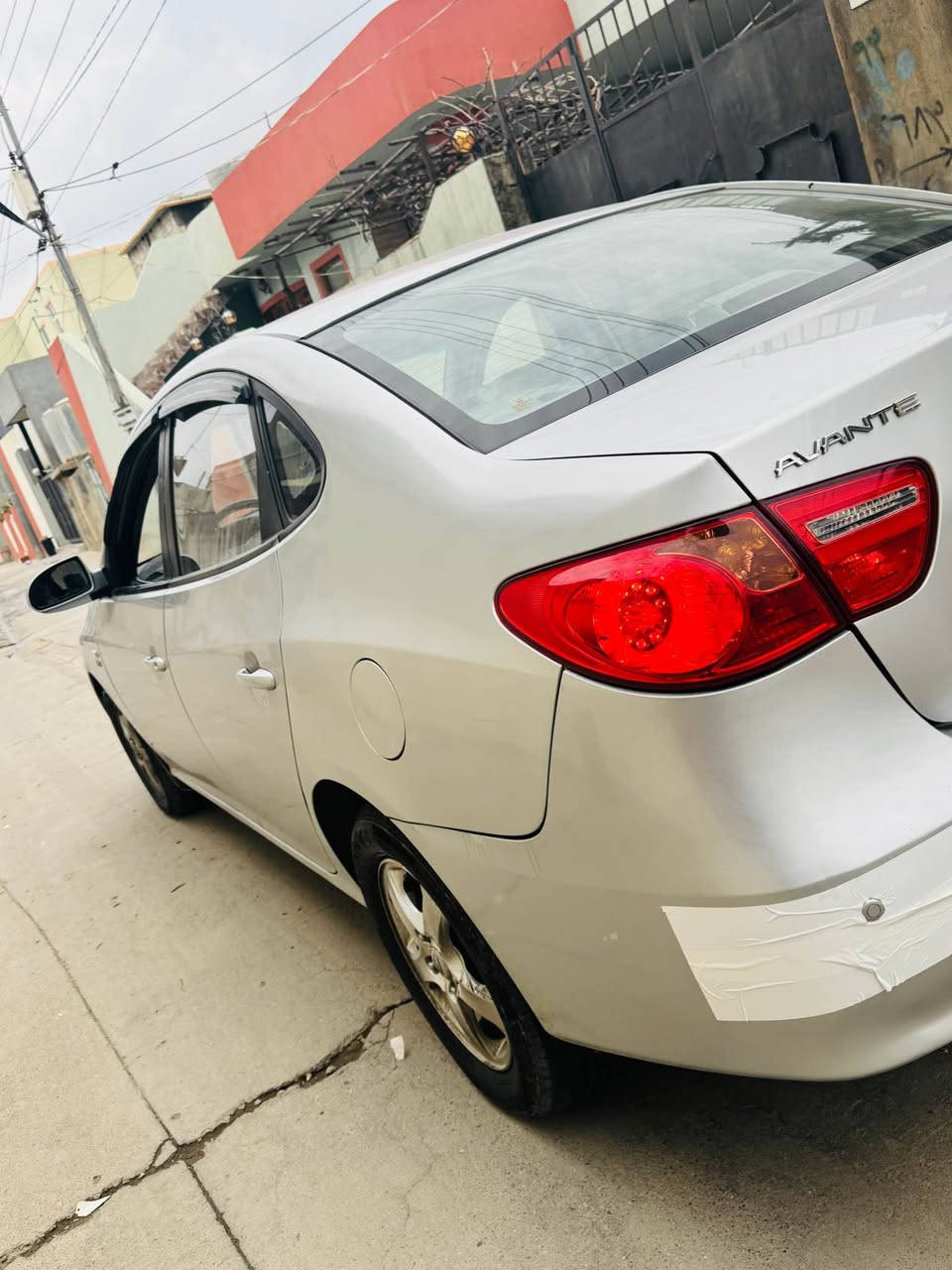 هۆندا ئاڤانتی 2010
ئیکۆ لایت رەش لێزەری سێ گێچ حاسا
گێر و مەکینە و تەبرید و خایس و کەڤەر گۆراو و دەعم و لێدراوی بەشەرتە  خایسی نیە
نرخی خوار بازار 
٤٨ گەڵا و کەمێک مجال
***********
شوێن چوارقورنە رانية, السليمانية
