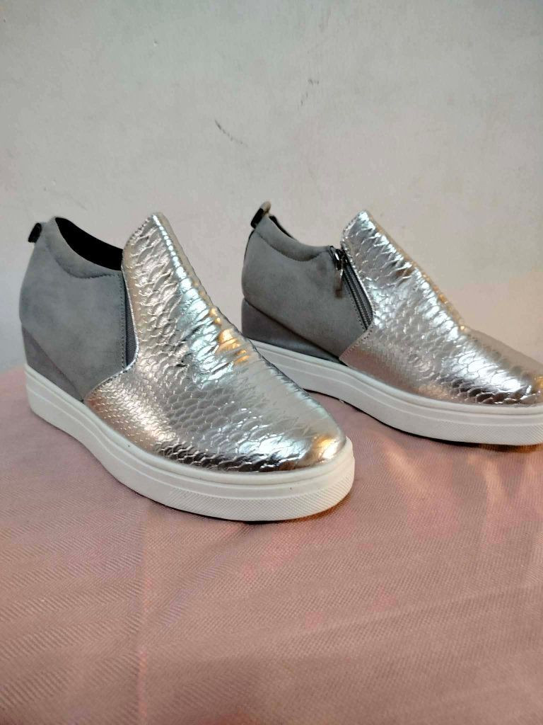 قطعة تخبل حداء رياضي لون فضي انيق بلبس وكعب داخلي وطبي خفيف كلش قياس38والسعر بس 9


**إذا كنت صاحب هذا الإعلان وتريد حذفه لأي سبب، رجاءا أرسل رسالة إلى الدعم الفني**