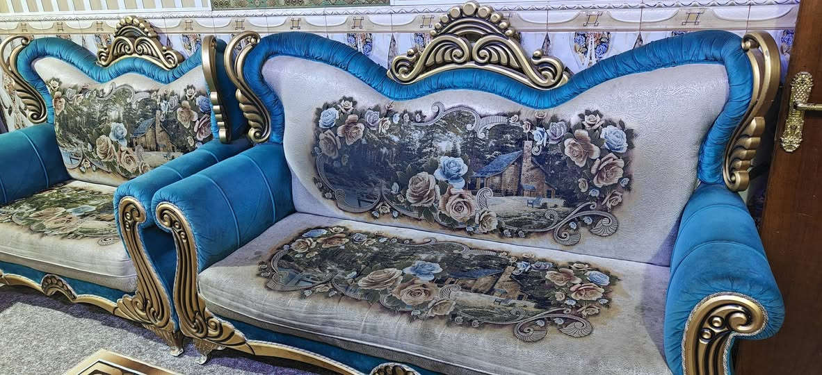 التفاصيل: تخم قنفات بتصميم كلاسيكي ملكي مميز، يتسع لـ 10 مقاعد.
الألوان: فيروزي ملكي مع خشب ذهبي، والظهر قماش بنقشات مناظر طبيعية وورود كلاسيكية راقية (مثل ما واضح بالصور).
حالة الإسفنج والخشب: بحالة جيدة جداً ونظافة الخشب ممتازة، الإسفنج ماله مريح وقوي والخشب متين. فقط يحتاج تنظيف
الموقع: بغداد / سبع البور / شارع السوداني .
السعر المطلوب: 550دينار عراقي (وبيه مجال طيب للشراي الصامل).
ملاحظة: التحميل والنقل يتحملها الأخ المشتري.
للإستفسار أو المعاينة، يرجى مراسلة الخاص أو الاتصال على الرقم: [***********]
