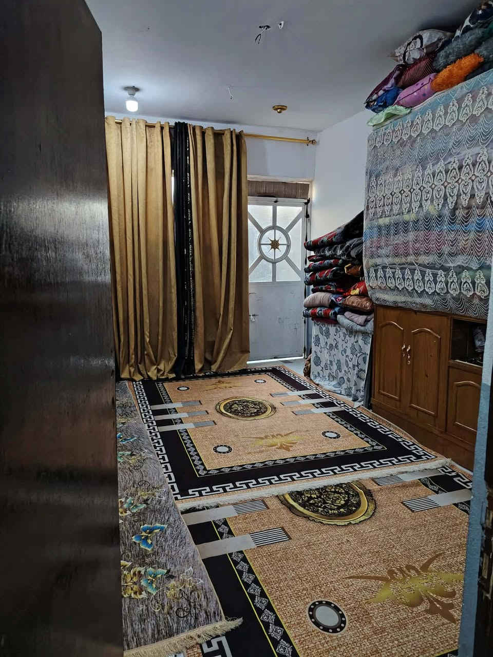 للبيع بيت بشارع حسينية البتول مساحه 200متر يبعد عن شارع 400متر غرفتين وصاله ومطبخ استقبال وصحيات للاستفسار ***********
*********** سعر 40وبي مجال
