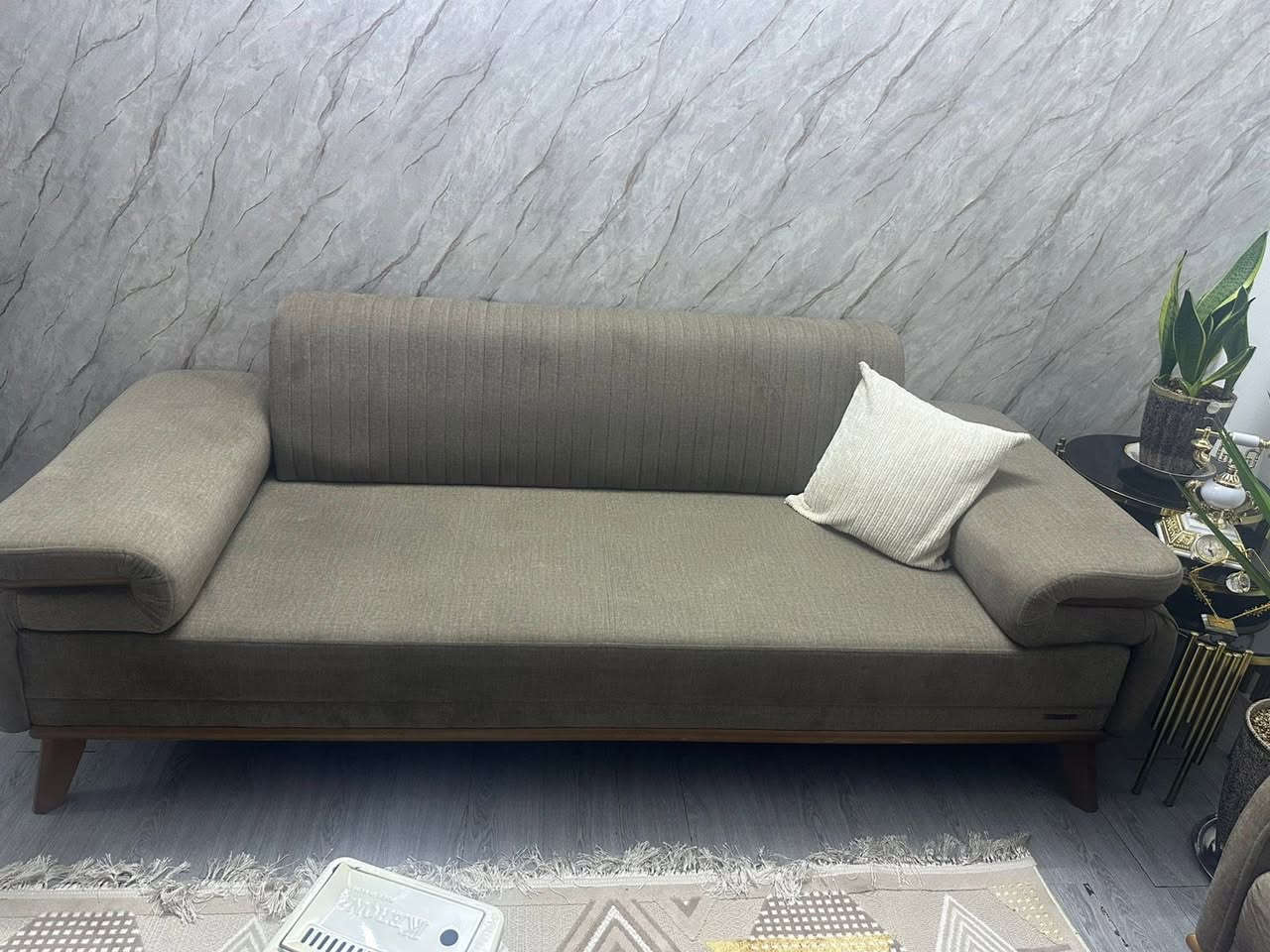 غراض مستعمله ونظيفه جداً
كاونتر مع ملحق وسنك 
ميز طعام 6 مقاعد 
تخم 10 مقاعد
ميز بلازمة 
للاستفسار ***********
