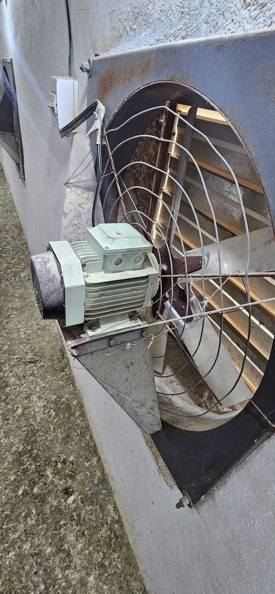 مفرغات للبيع الحجم 80× 80 3 فيز ملف 📎 نحاس حديد النوع الثقيل مستعمل شهرين نضيفات فول موبايل *********** الشراي يتفضل خاص او واتساب
