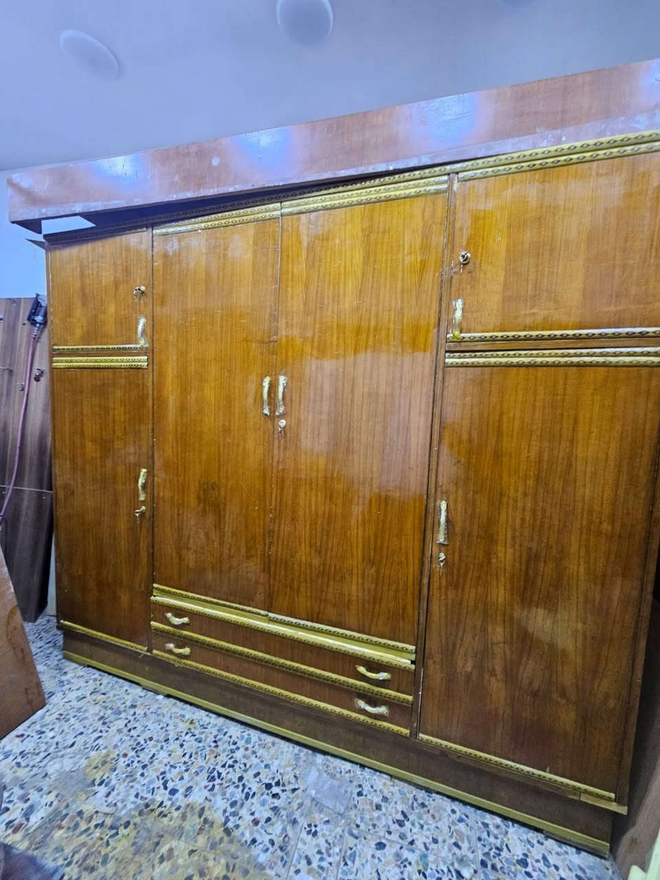 كنتور صاج اربع بيبان نظيف وكل ضرر مابي سعره 200 وبي مجال مكاني شعب شارع صحه ديوان واكو توصيل داخل بغداد لاتصال واتساب ***********
