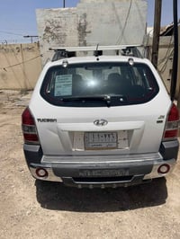 توسان 2009 خليجي مكفوله من الصبغ والضربة عدا بارد قليل بالجامرلغ الخلف...