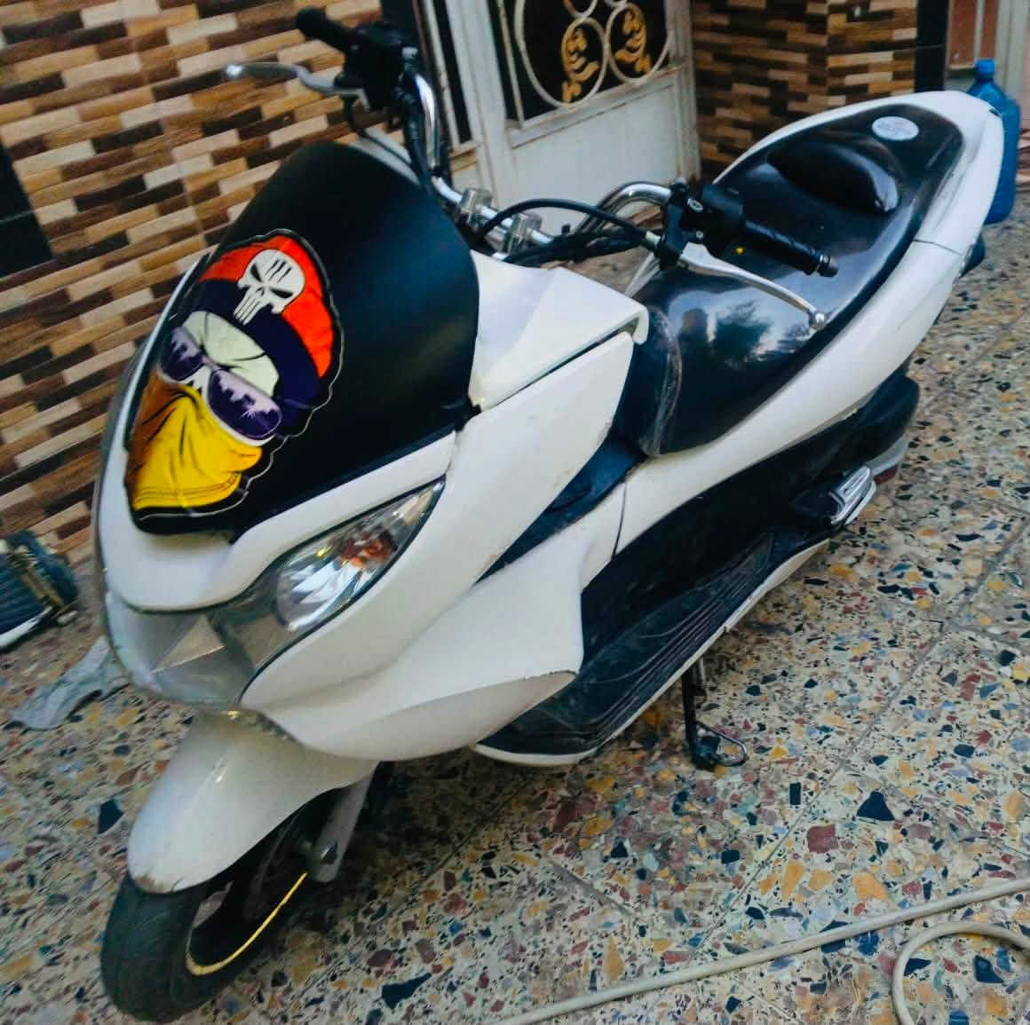 دراجه pcx نضيفه بدون نقص سعر ٩٠٠ مكان بغداد الجديده موبايل ‭***********‬
