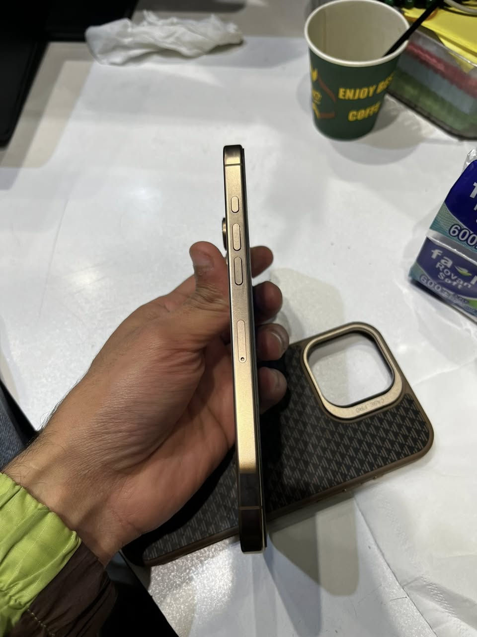 سلام عليكم 16 برو ماكس ذاكرة 256 مكفول بطارية مثل ماموضح بالصور٩٧ مكفول من الشخط والضرر  تواصل *********** غير متواجد بالماسنجر .
