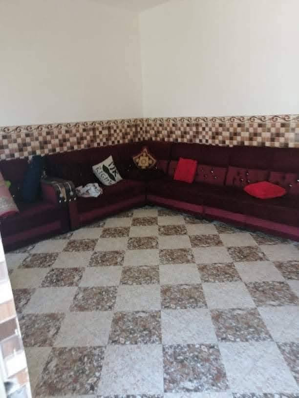 السلام عليكم بيت للبيع مساحه 200 واقع حال 240 بيتجاهزللسكن اينقصمابي يتكون من غرفتين وصاله ومضيف ومطبخ حمامات ثنين + تواليت عقد زراعي 25 طريق بغداد عمود 52 ونزل كيلو يبعد عن الامام الحسين عليه السلام 6 كيلو منطقه خدميه ماء كهرباء سعر وباقي *********** التفاصيل اتصل
