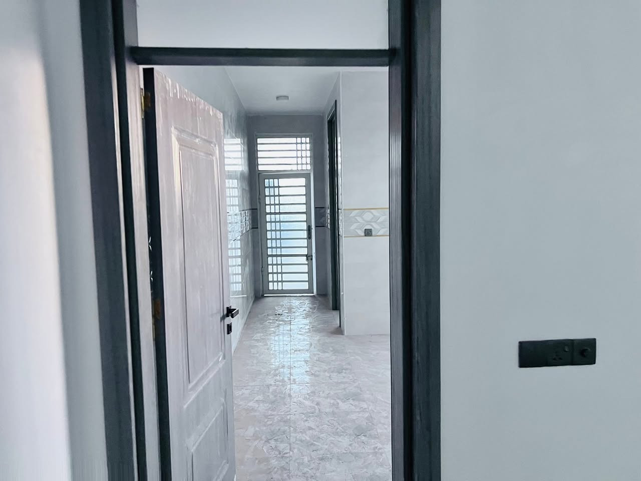 سلام عليكم بيت للبيع مساحته 140متر طابو زراعي سند 25
 
ابسمه شخصينا بناء حديث وكامل درجة اولى  من صاله ومطبخ وكلدور وغرف نوم كافت خدمات موجوده من ماء وكهرباء وشارعه عرضه 8متر
مكانه حلوه وامرتب
خلف تجاري مال شارع 100
لاستفسار اكثىر او مراجعت مكتب بهاء الجشعمي اللعقار العنوان حله شارع 100قرب جسر المشاه 
او
الاتصال على الرقم التالي 
***********
